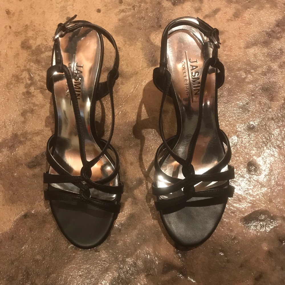 Strapping black short heel